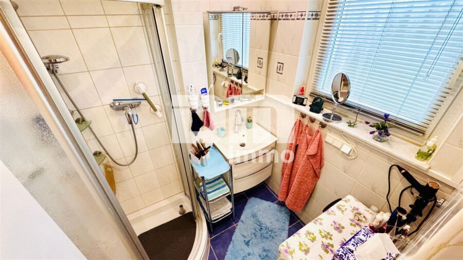 Gepflegte Dreizimmerwohnung mit Balkon in infrastrukturell günstiger Lage mit Traumblick - Bad / Dusche / Waschmaschinenanschluss